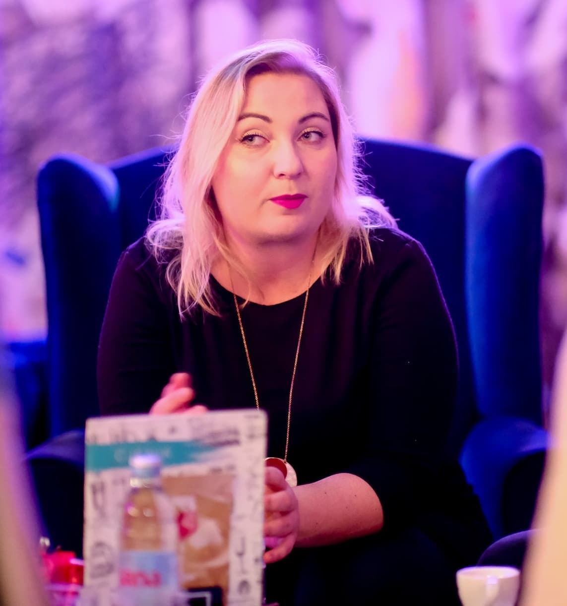 Maja sjedi